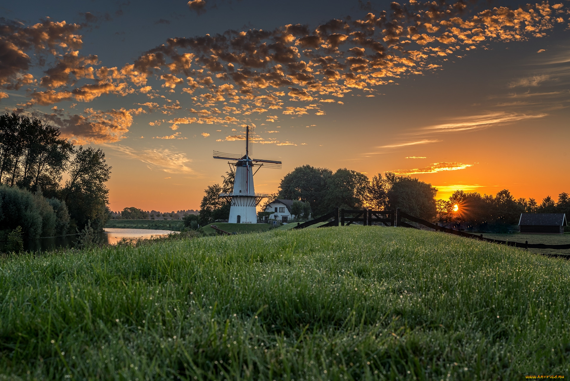 Фото старой мельницы на реке